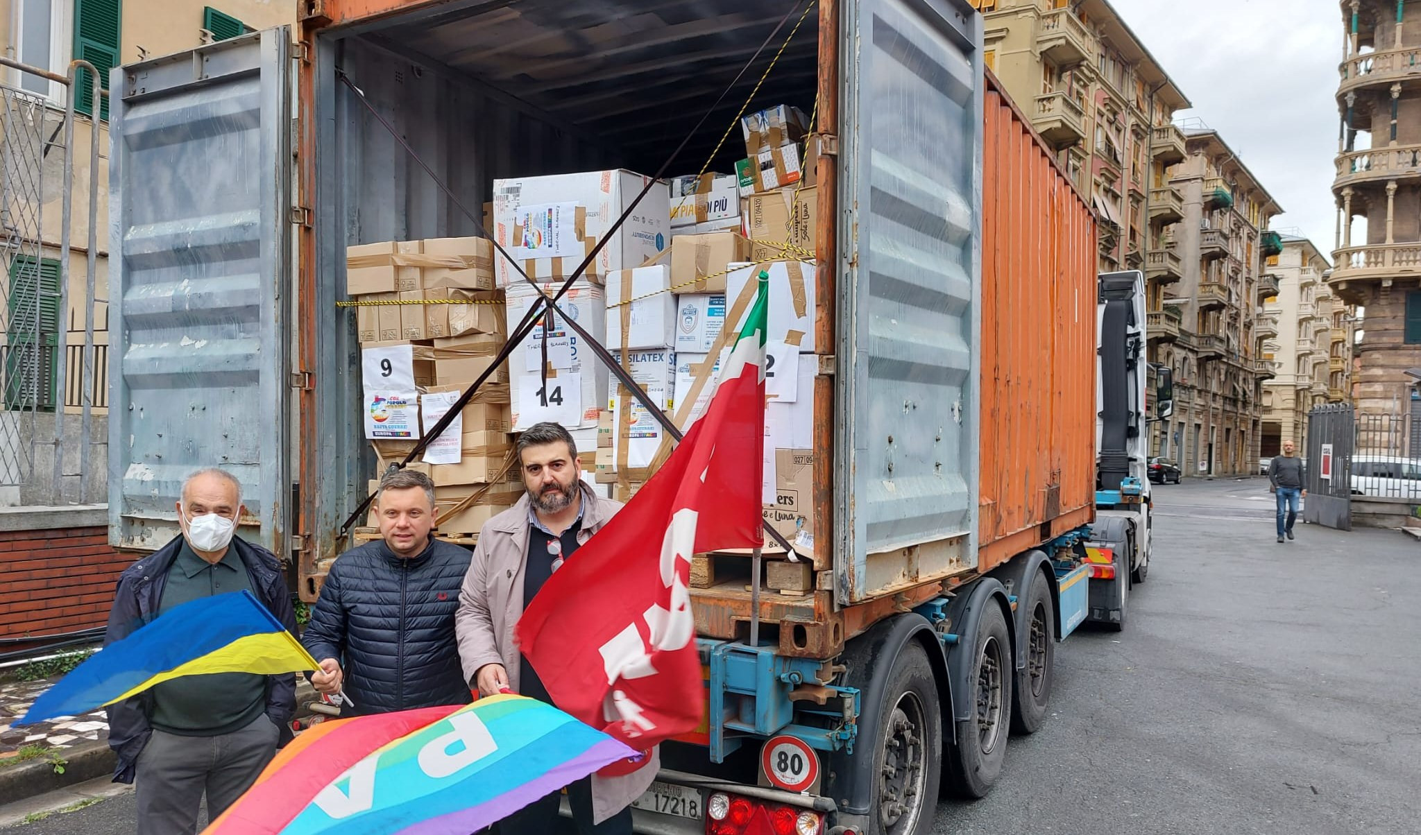 Ucraina, partito dalla Cgil di Genova il container carico di aiuti