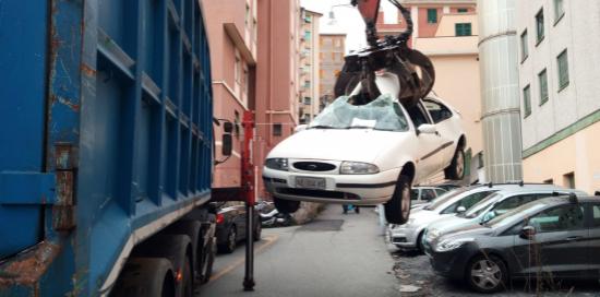 Genova, nel 2022 rimossi 906 veicoli abbandonati 