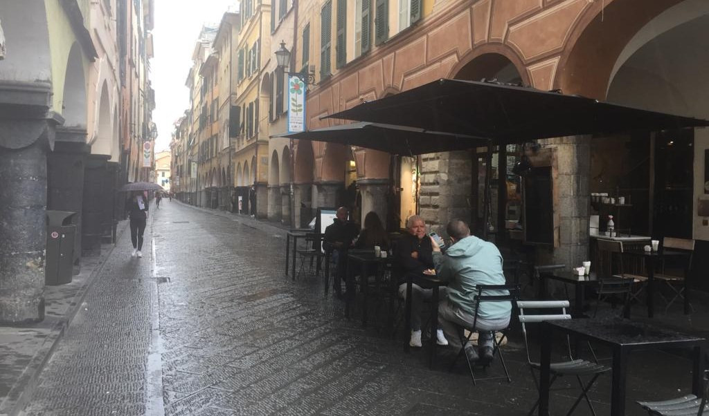 Chiavari, muore per strada sotto i portici