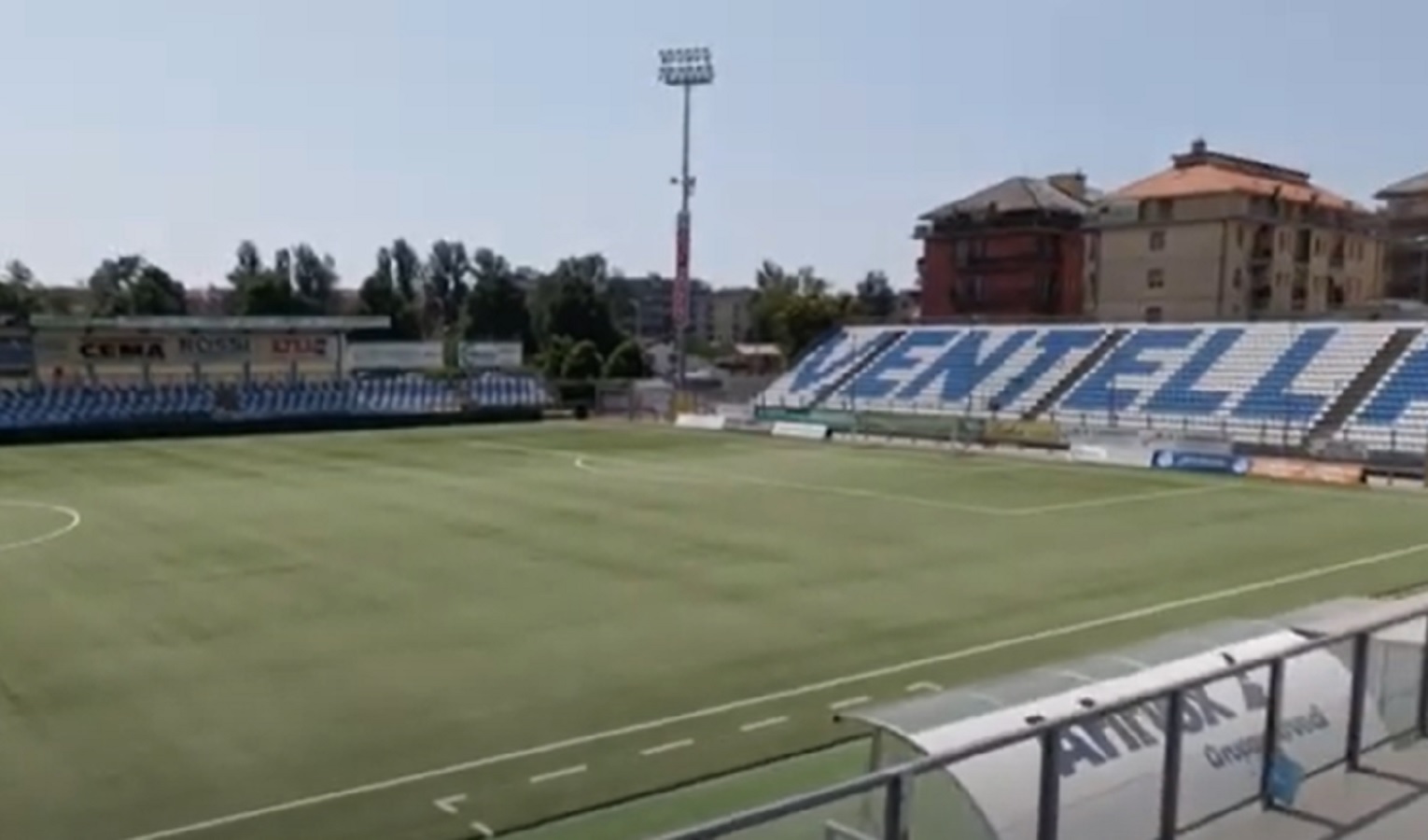 Uno stadio di calcio con campo vuoto