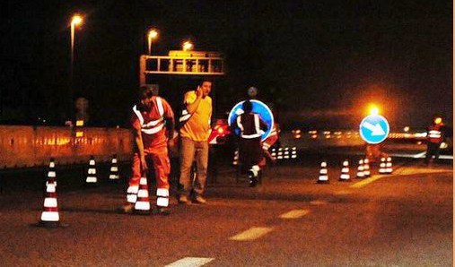 Inchiesta Autostrade, viaggio sulla A10 di notte tra chiusure e cantieri