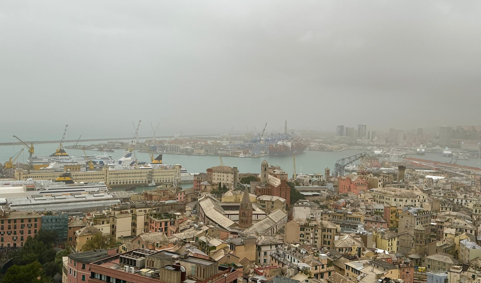 Cielo giallo su Genova, è arrivata la sabbia sahariana