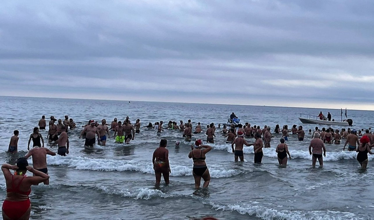 Cimento di Alassio, in mare 160 nuotatori con l'acqua a 16°