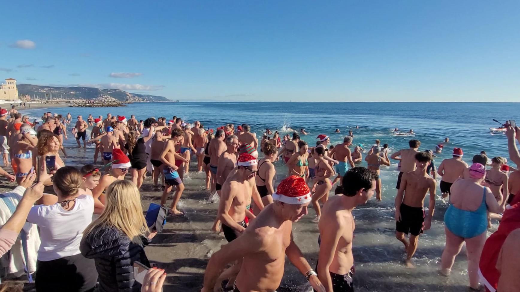 A Loano cimento da record, bagno in mare per una 86enne e un bimbo di 2 anni