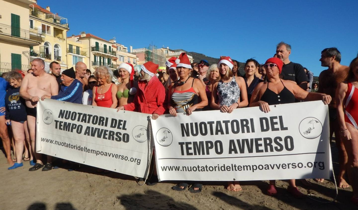 Il cimento invernale di Alassio Un gruppo di bagnanti sulla spiaggia