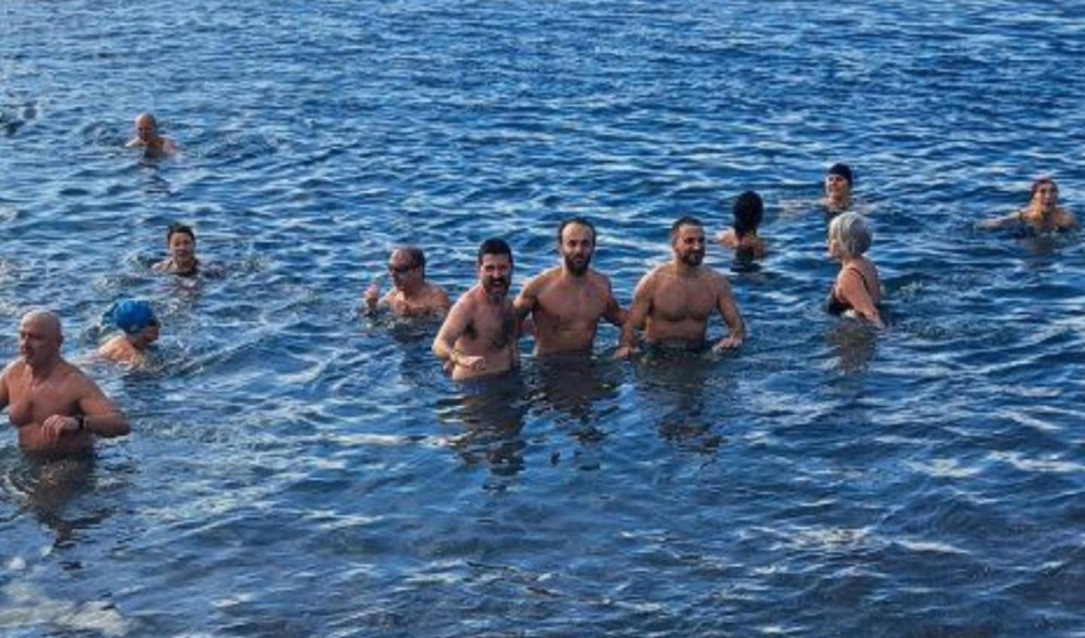 A Sturla il cimento dell'Epifania: in 50 hanno hanno sfidato l'acqua gelata