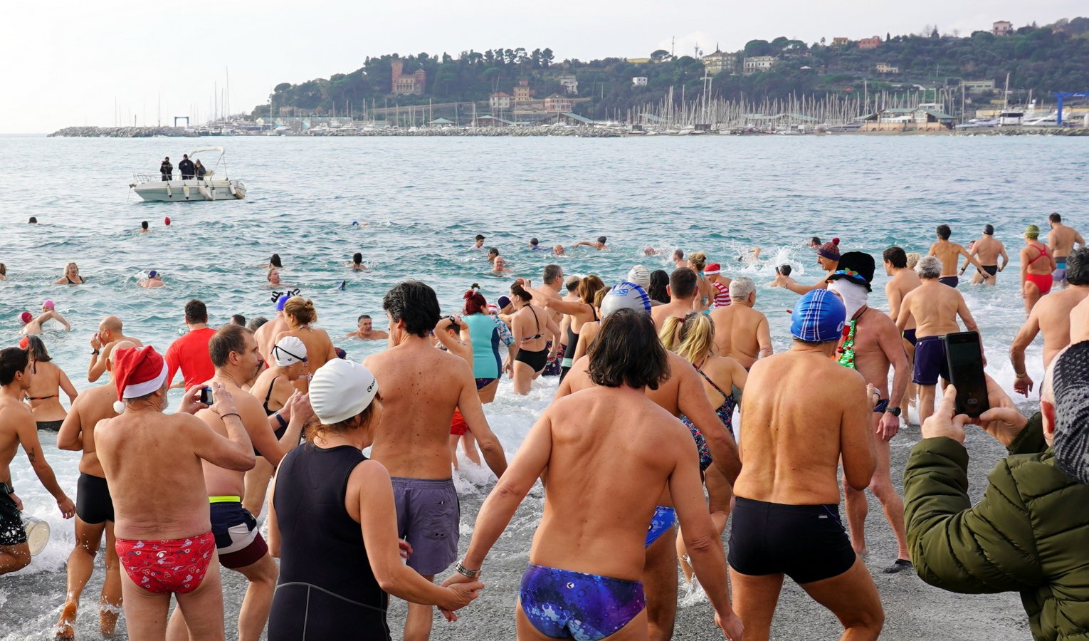 Cimento del primo dell'anno: tuffi in acqua a Varazze,  Andora, Ventimiglia e Bordighera