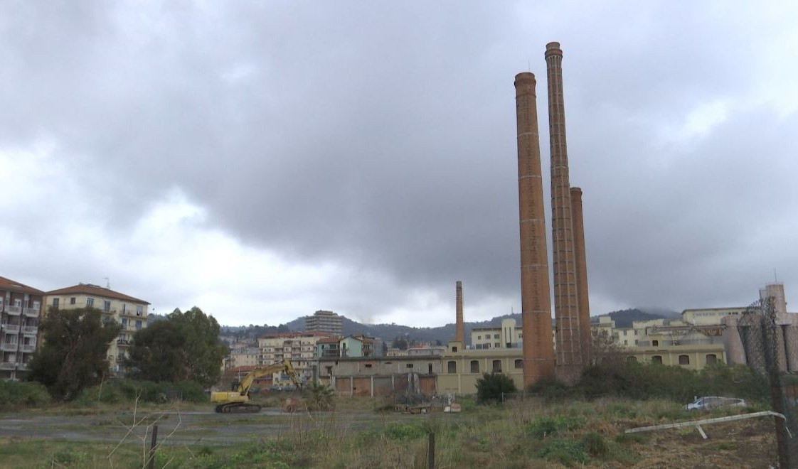 Imperia si prepara a salutare la ciminiera più alta delle ex Ferriere