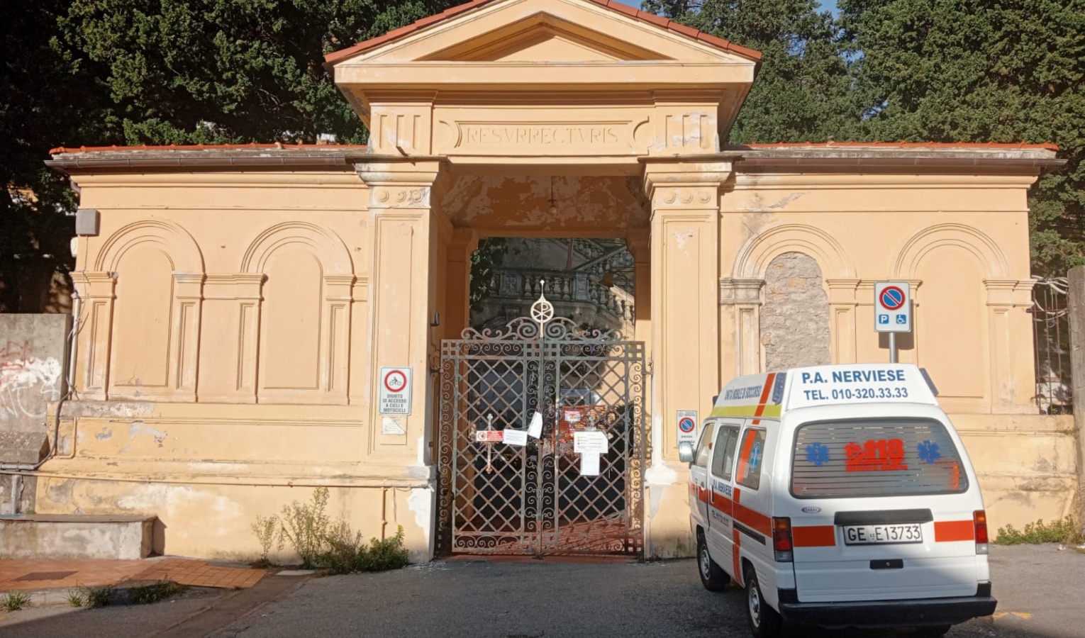 Restano chiusi nel cimitero di Nervi, 'liberati' dopo un'ora