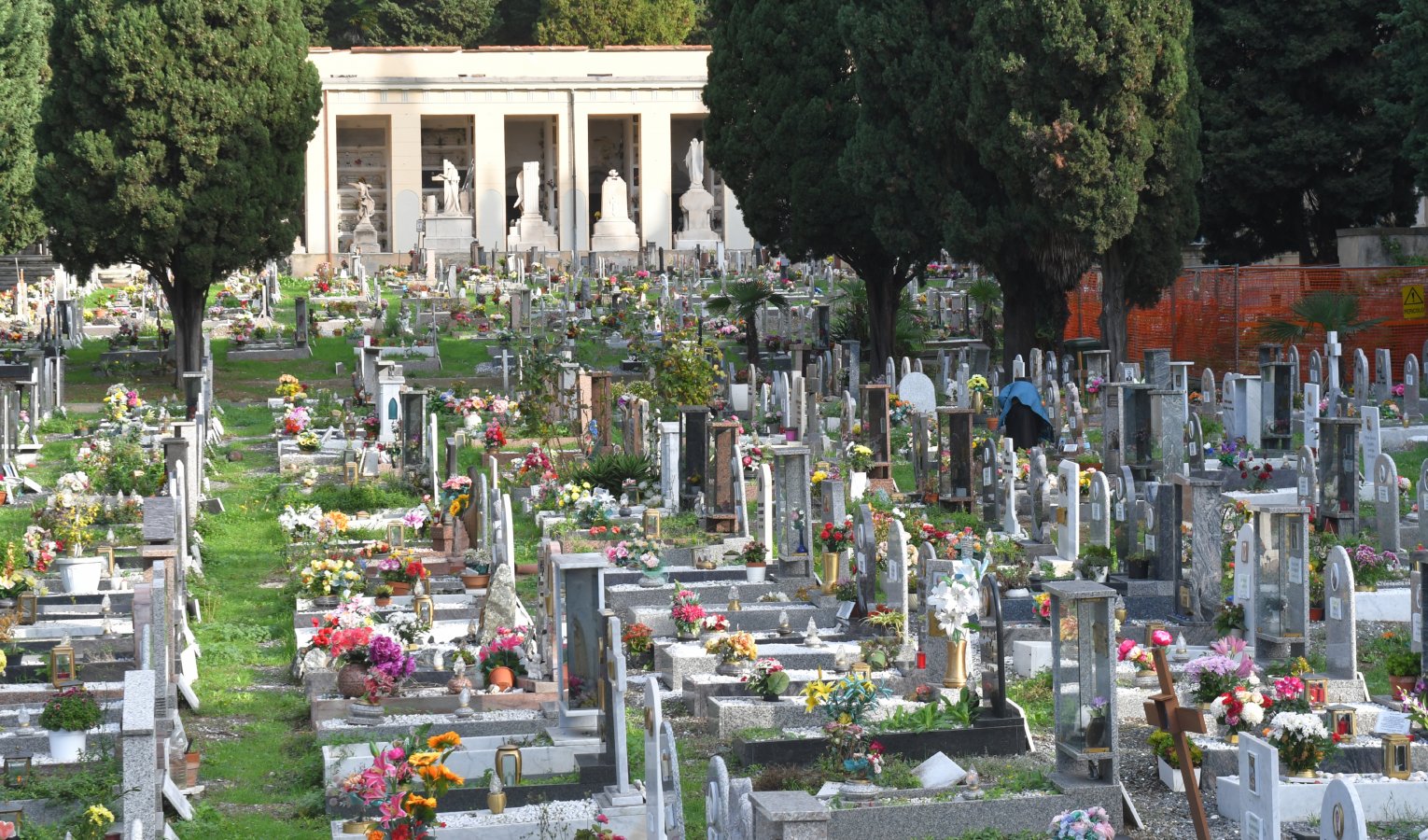 Avviso di vento di burrasca su Genova, chiusi i cimiteri nel giorno dei Defunti