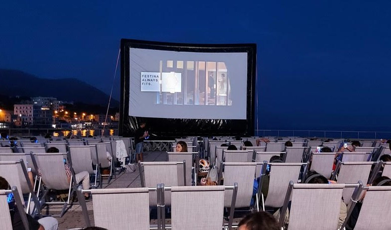 Sdraio, cuffiette e aperitivo ed ecco servito il cinema sulla spiaggia