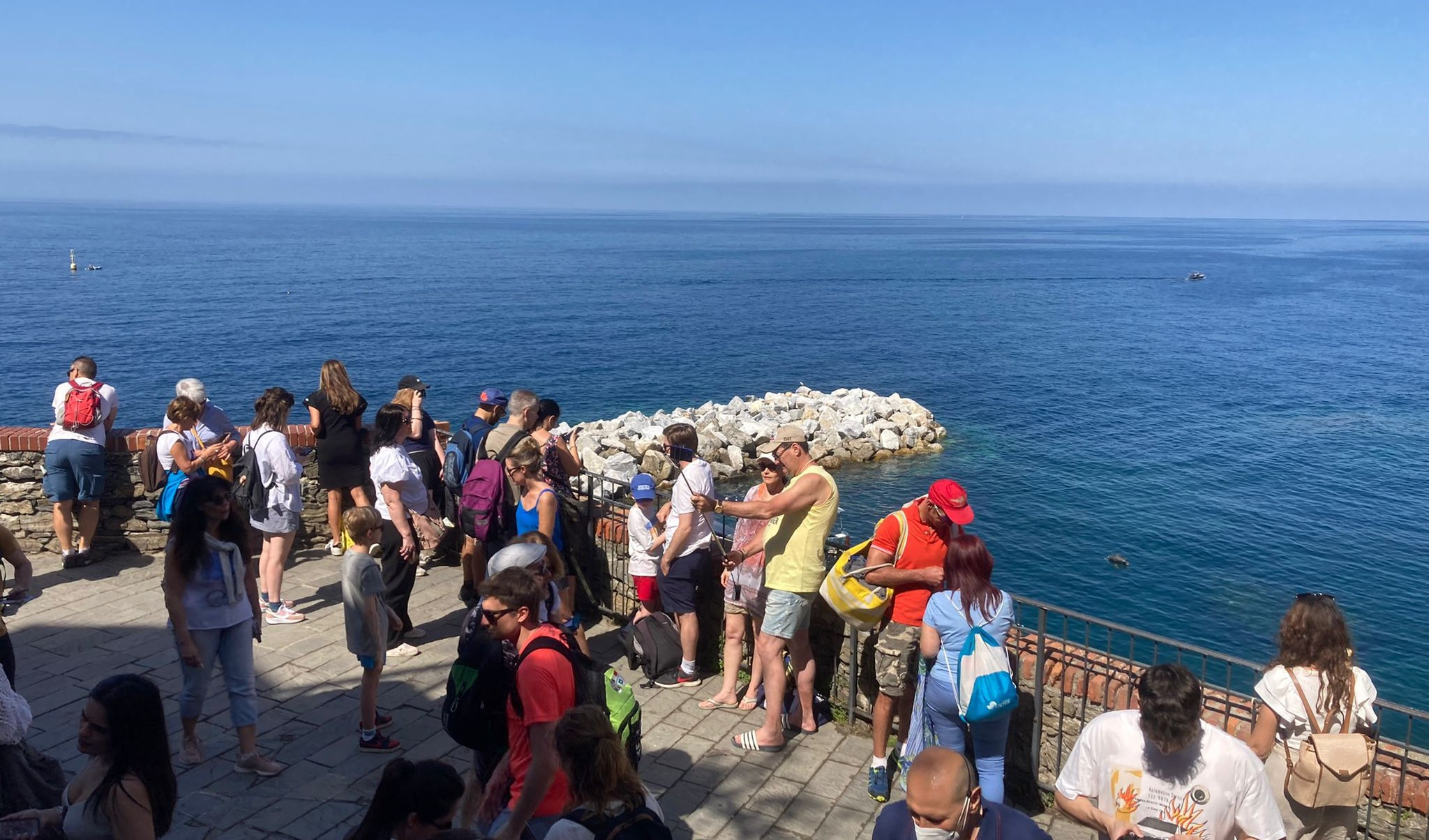 Una vecchia immagine di turisti all'assalto delle Cinque Terre