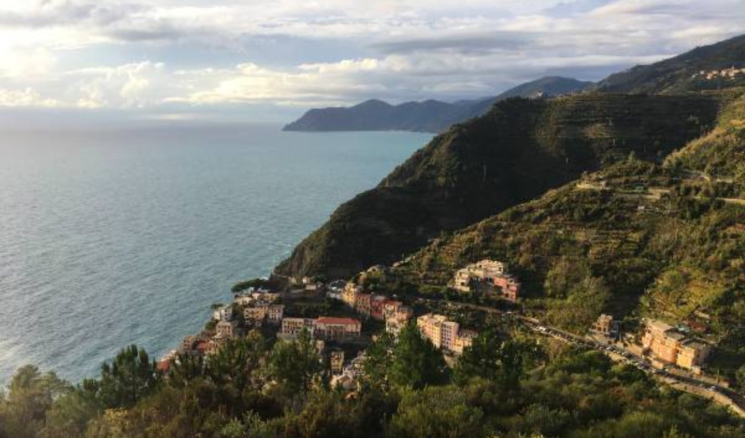 Si sporge per fotografare il tramonto: turista precipita dalla Via dell'Amore