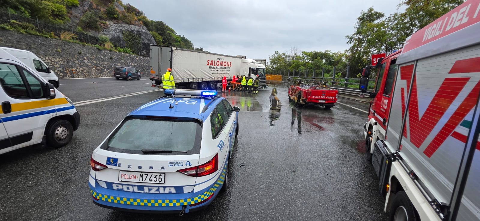 A10, camion perde parte del carico: cioccolatini finiscono sull'asfalto