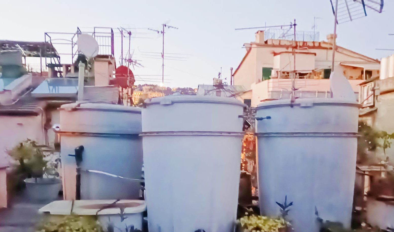 Genova, emergenza idrica: ma ogni giorno si buttano via migliaia di litri d'acqua delle cisterne sui tetti