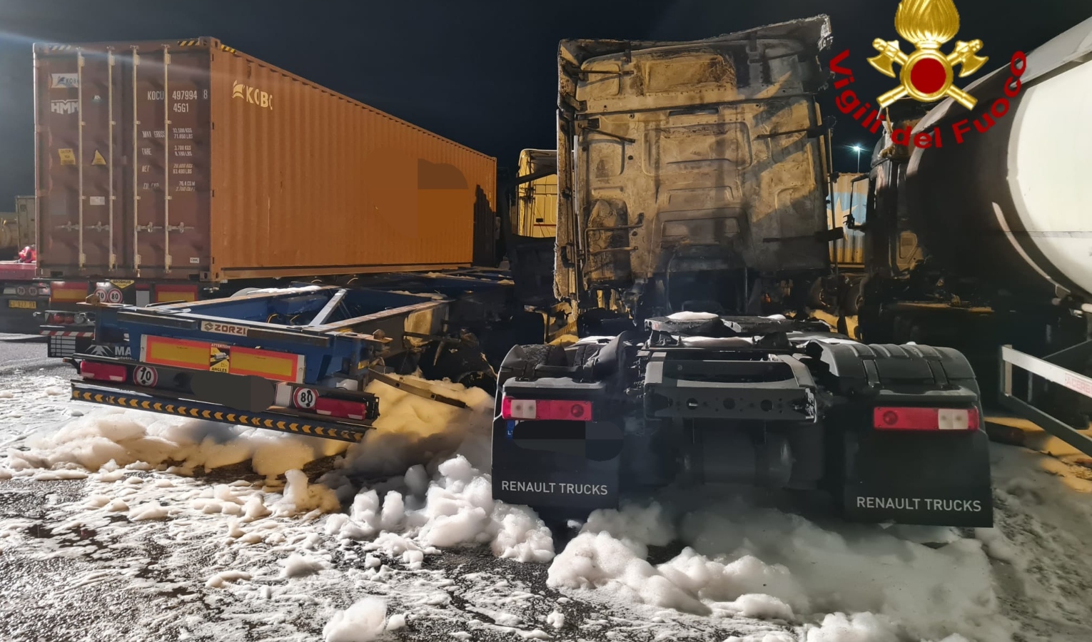 Genova, camion in fiamme vicino a cisterna gpl: tragedia sfiorata