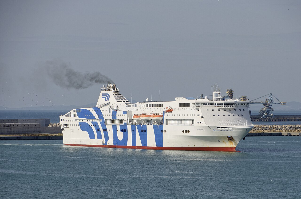 Paura in porto a Genova, incendio sulla Gnv Majestic: la nave non parte, a bordo 483 passeggeri