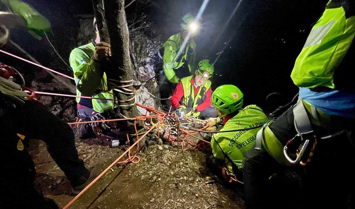 Scalano la parete rocciosa ma restano bloccati: maxi mobilitazione per due climber