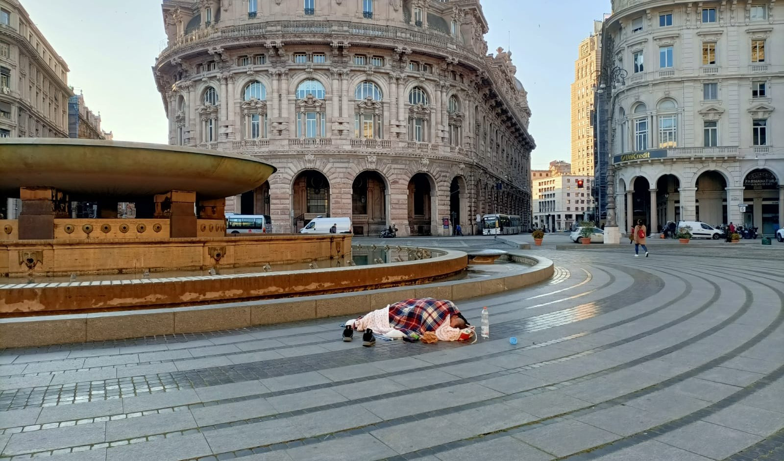 Muore in strada al freddo a Genova, Caritas: 