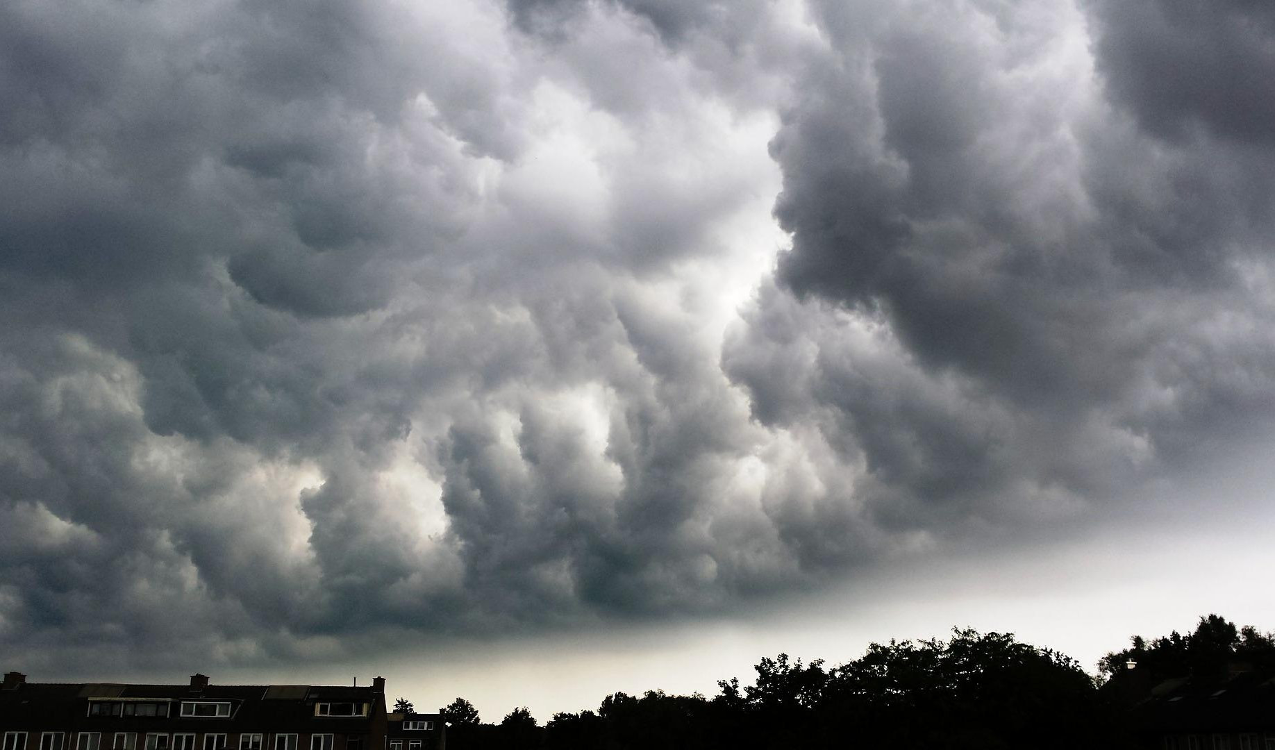 Meteo, cielo nuvoloso e vento forte in arrivo sulla Liguria