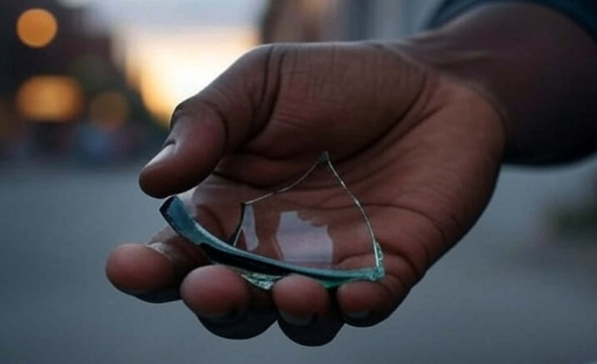 Lite violenta in centro storico: feriti con cocci di bottiglia e un coltello