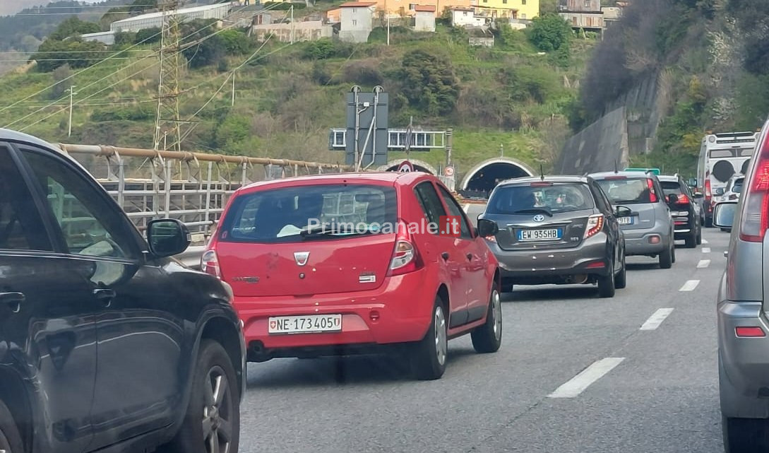 Caos autostrade, incidenti in A26 e A10: grave un motociclista