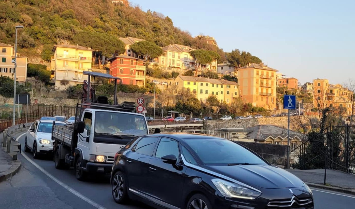 Semaforo della discordia a Nervi, il sindaco di Bogliasco contro Bucci: 