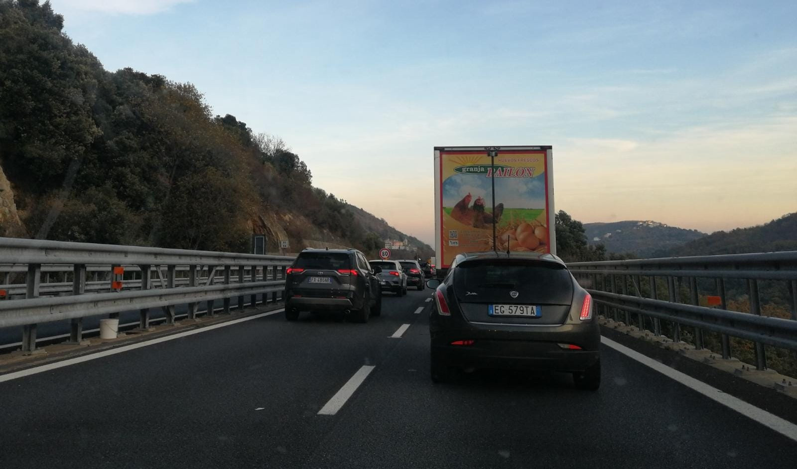 Autostrade, tamponamento tra tir in A10 prima dell'alba: è coda