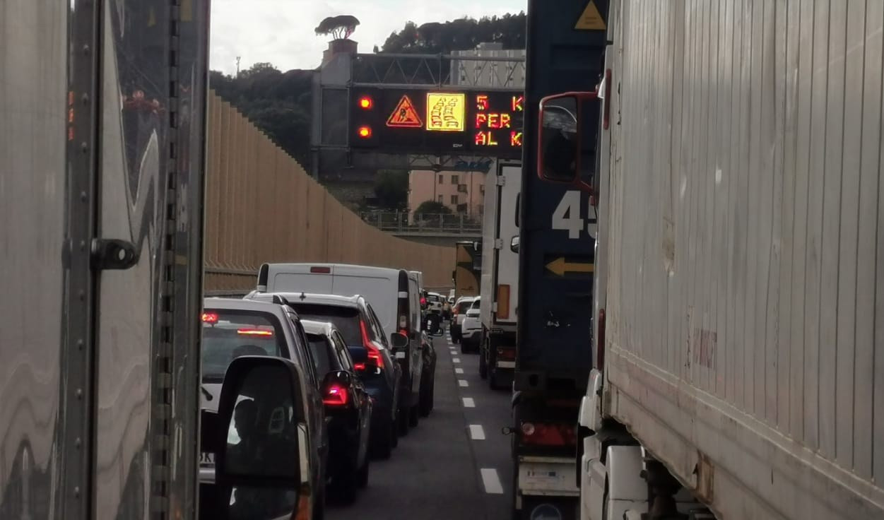 Caos autostrade, camion in avaria sull'A10: fino a 8 km di coda