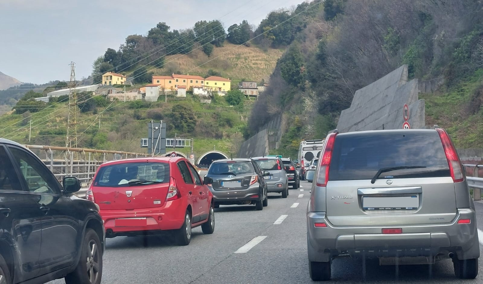 Caos autostrade, incidente in A26: elisoccorso atterra sulla carreggiata