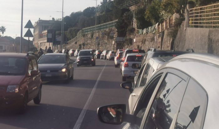 Semaforo a Nervi, a Bogliasco la raccolta firme per abolirlo