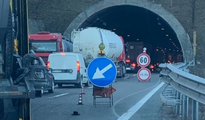 Incidente sul lavoro in un cantiere in autostrada, due feriti 