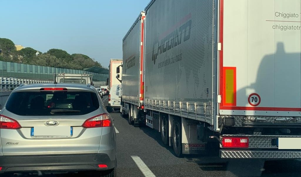 Caos autostrade, fino a 25 km di code da Savona verso Genova