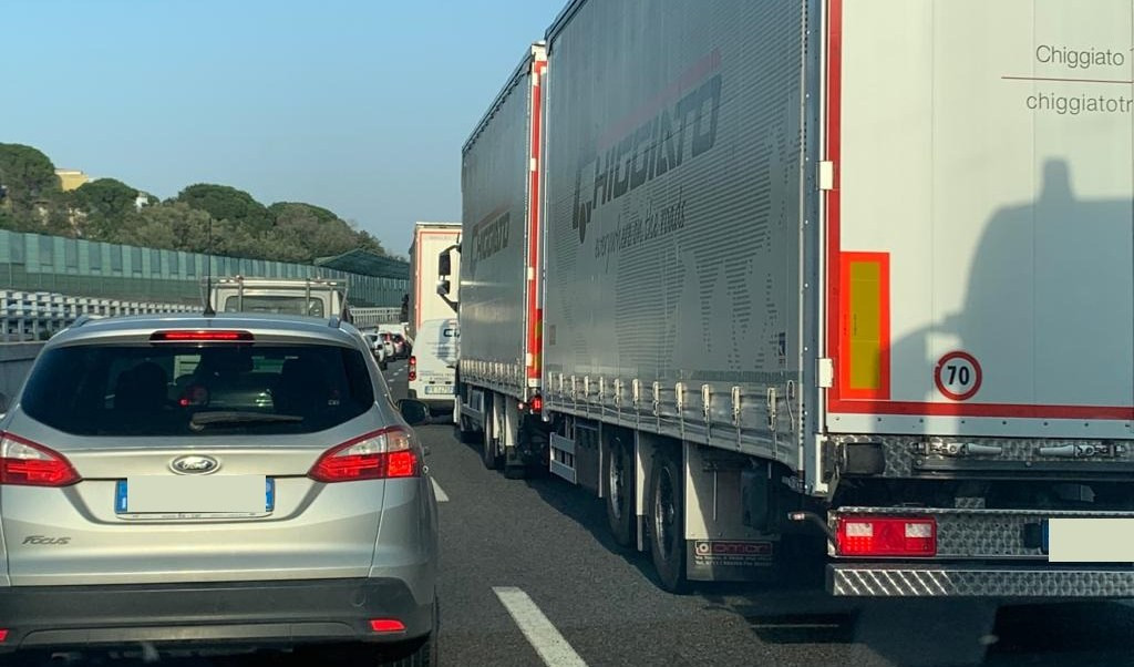 A10, auto contro Tir tra Taggia e Imperia in area di cantiere