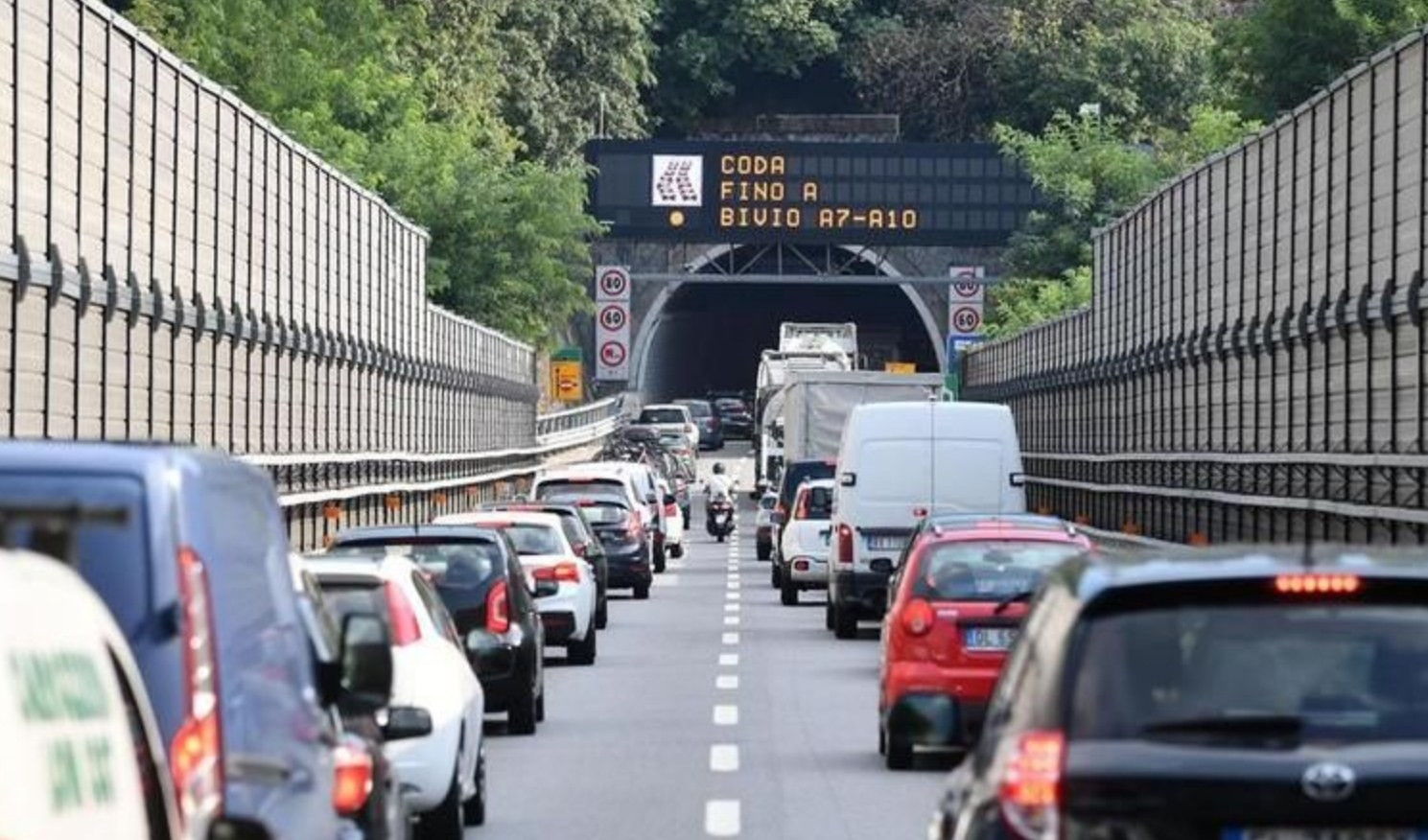 Caos autostrade, terzo weekend di chiusure: fino a 19 km di coda sulla A26