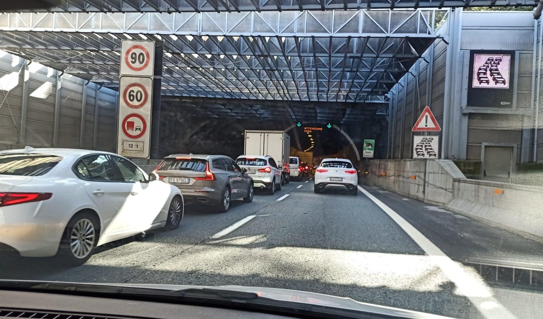Auto si ribalta sull'autostrada A10 tra Albisola e Savona: coda verso Ventimiglia