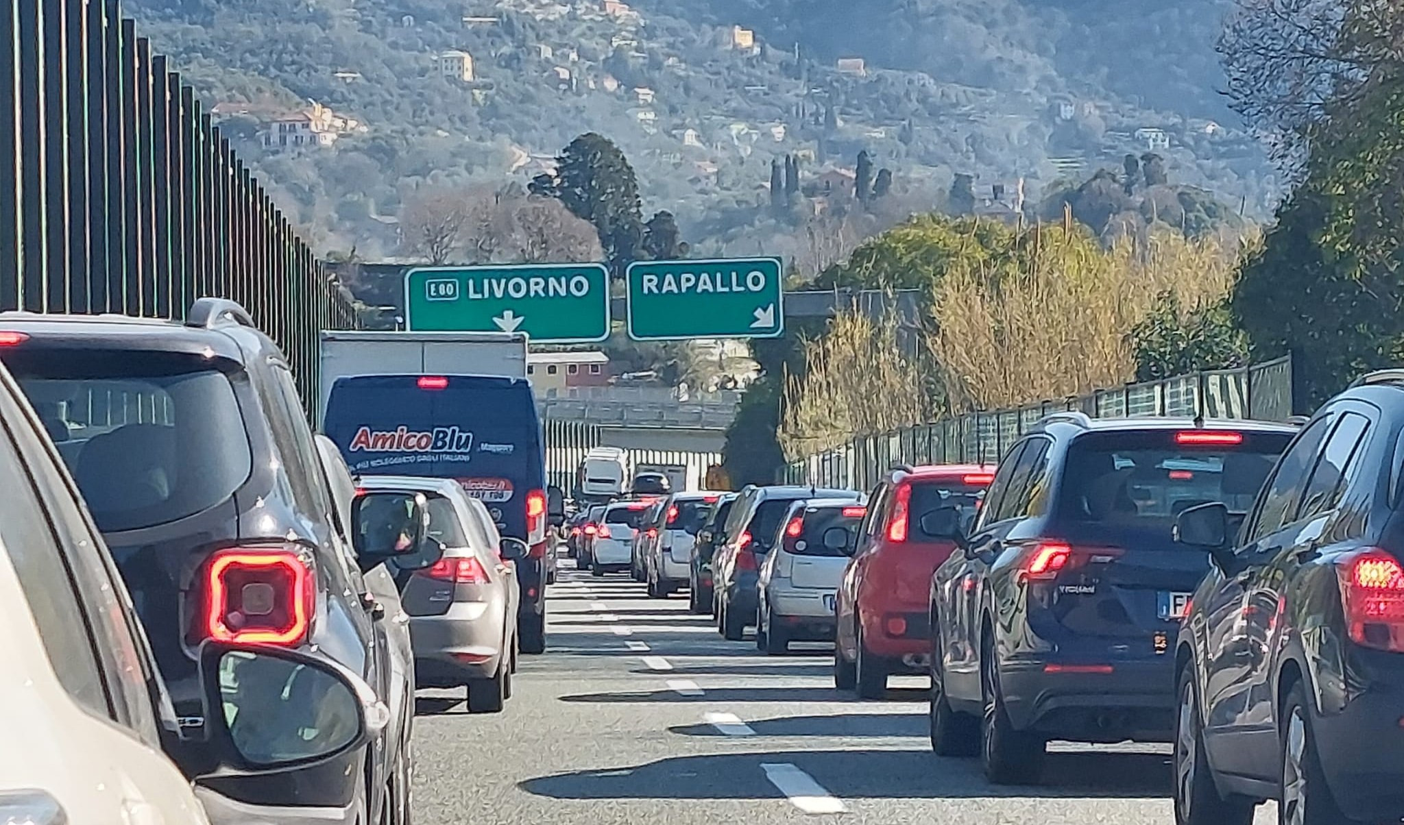 Caos autostrade, maxi tamponamento in A12: lunghe code