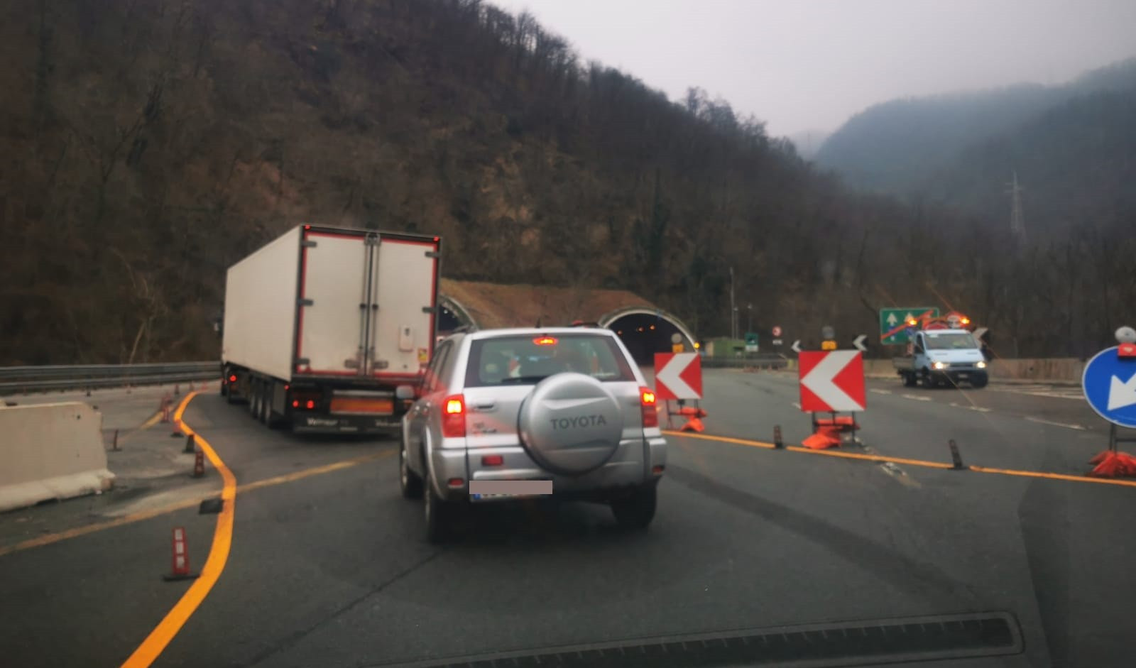 Pullman in avaria in area cantiere dell'A26, traffico paralizzato