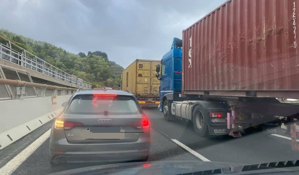 Caos autostrade, soliti cantieri intasano la A10: 6 km di coda verso Genova