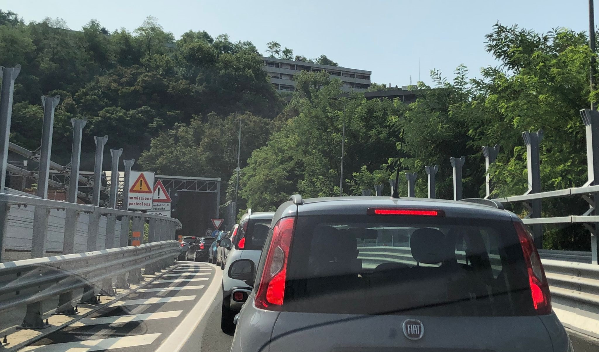 Caos autostrade: mezzo perde il carico sull'A12, suv si ribalta in A7: è coda 