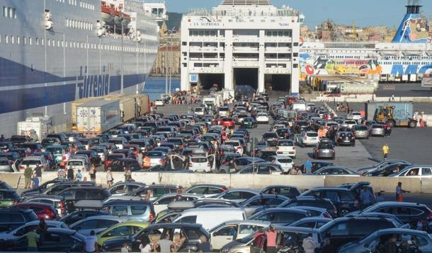 Traghetti, viabilità nel caos: macchine ferme dai terminal al casello autostradale