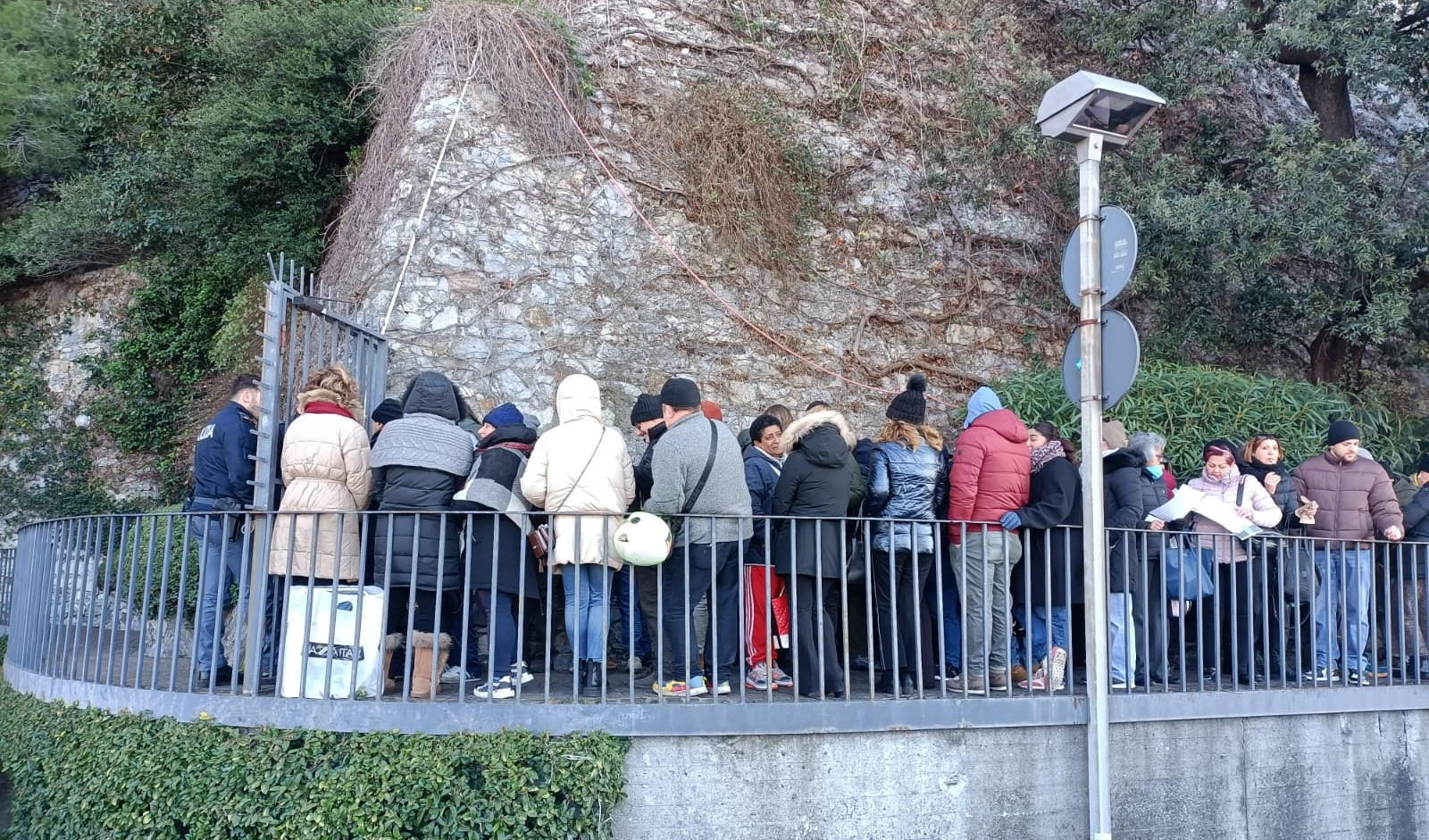 Genova, caos passaporti: lunghe code per il rinnovo già dalle 5 di mattina
