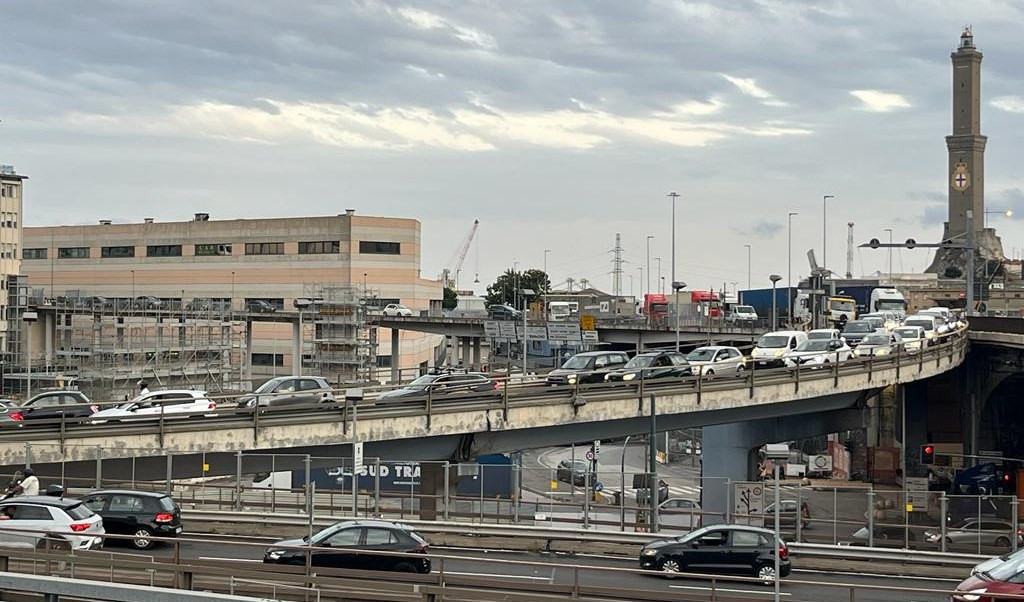 Genova, mattina di code in autostrada e in città