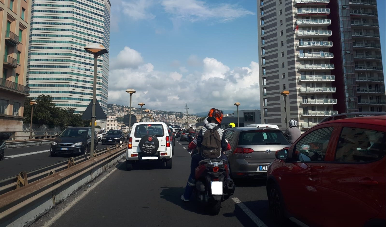 Genova, doppio incidente all'alba: due feriti e rallentamenti