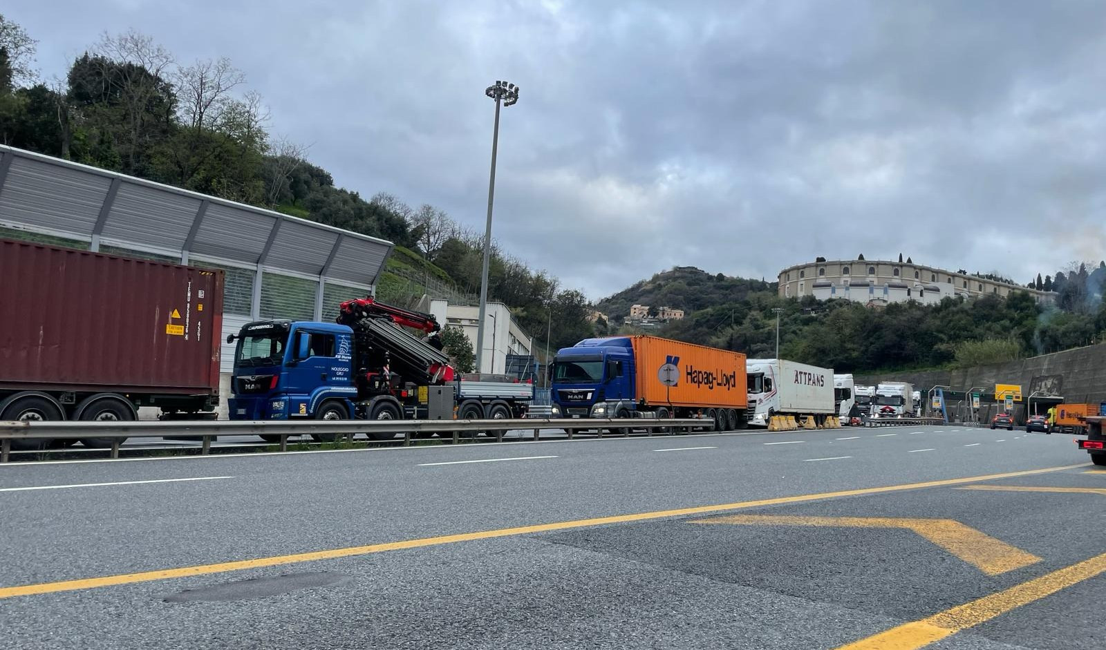 Genova, Nodo di San Benigno in tilt dopo lo sciopero in porto: lunghe code di tir