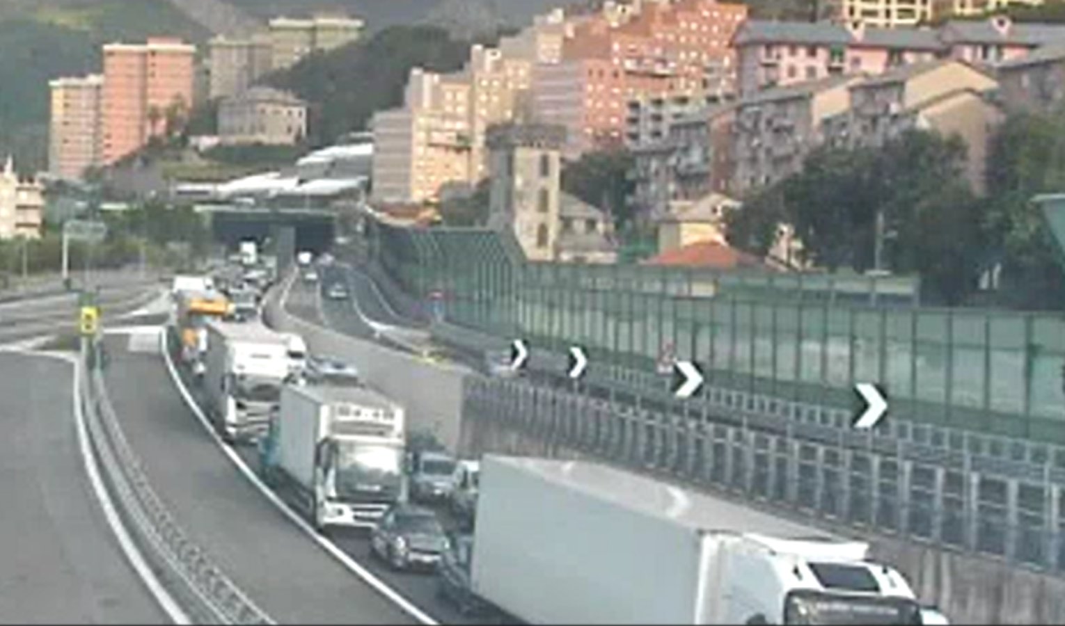 A10 incidente tra Genova Voltri e Pegli: coinvolti un bus e due auto 