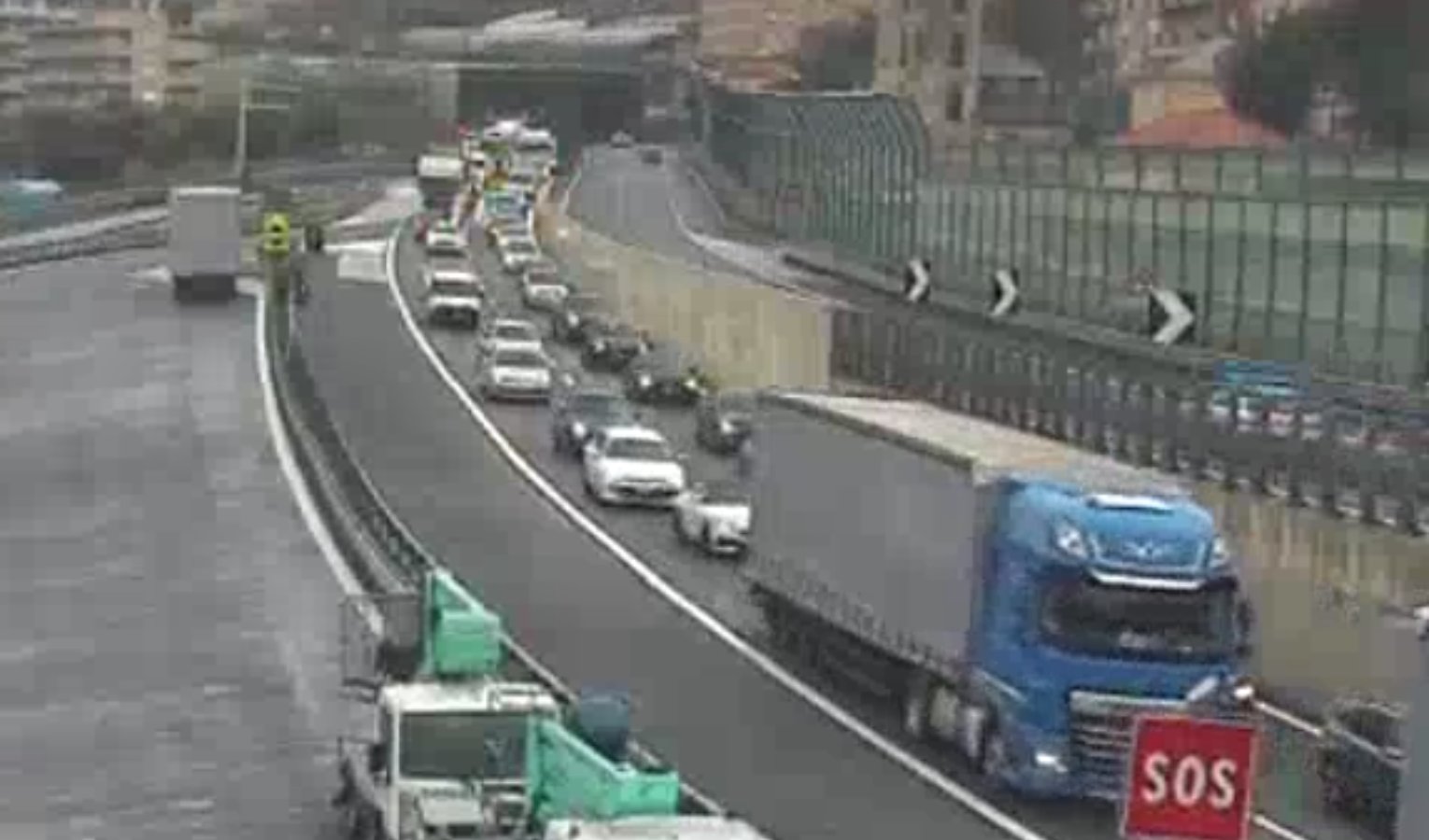 Auto e camion in coda