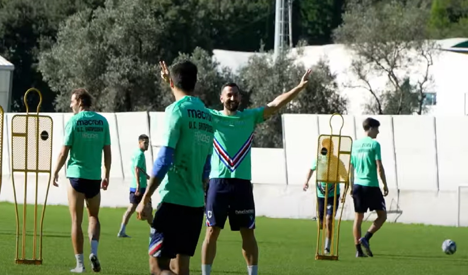 Un calciatore sorridente a un allenamento della Sampdoria