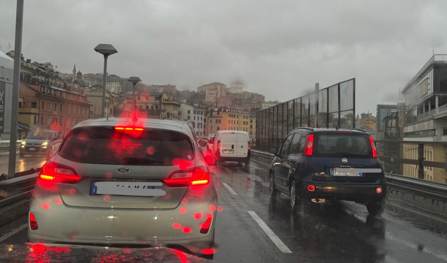 Pioggia e traffico mandano in tilt Genova e le autostrade