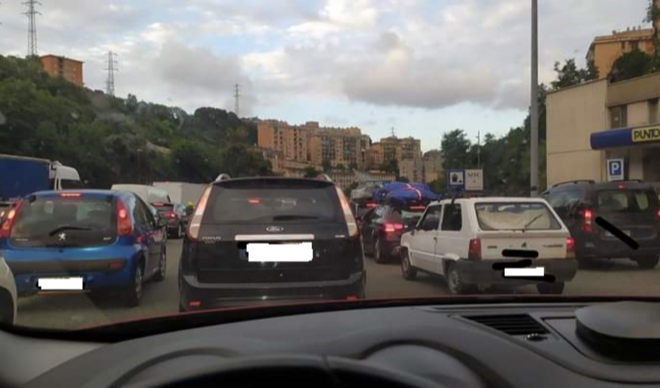 Caos imbarchi, coda in città e in autostrada: incidente blocca il traffico dopo Genova Est